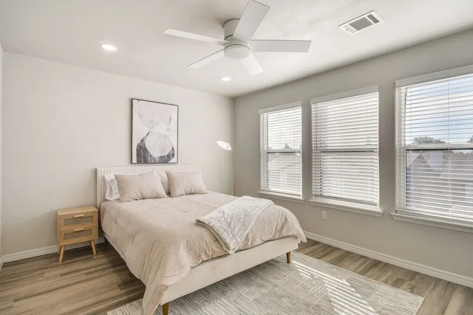 Pets Welcome: Newly Built Abode In Canyon!
