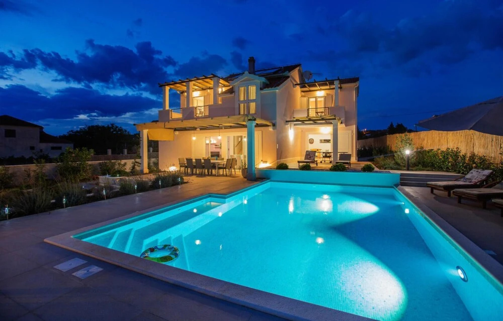 Beautiful Home in Grohote With Wifi, 4 Bedrooms and Sauna