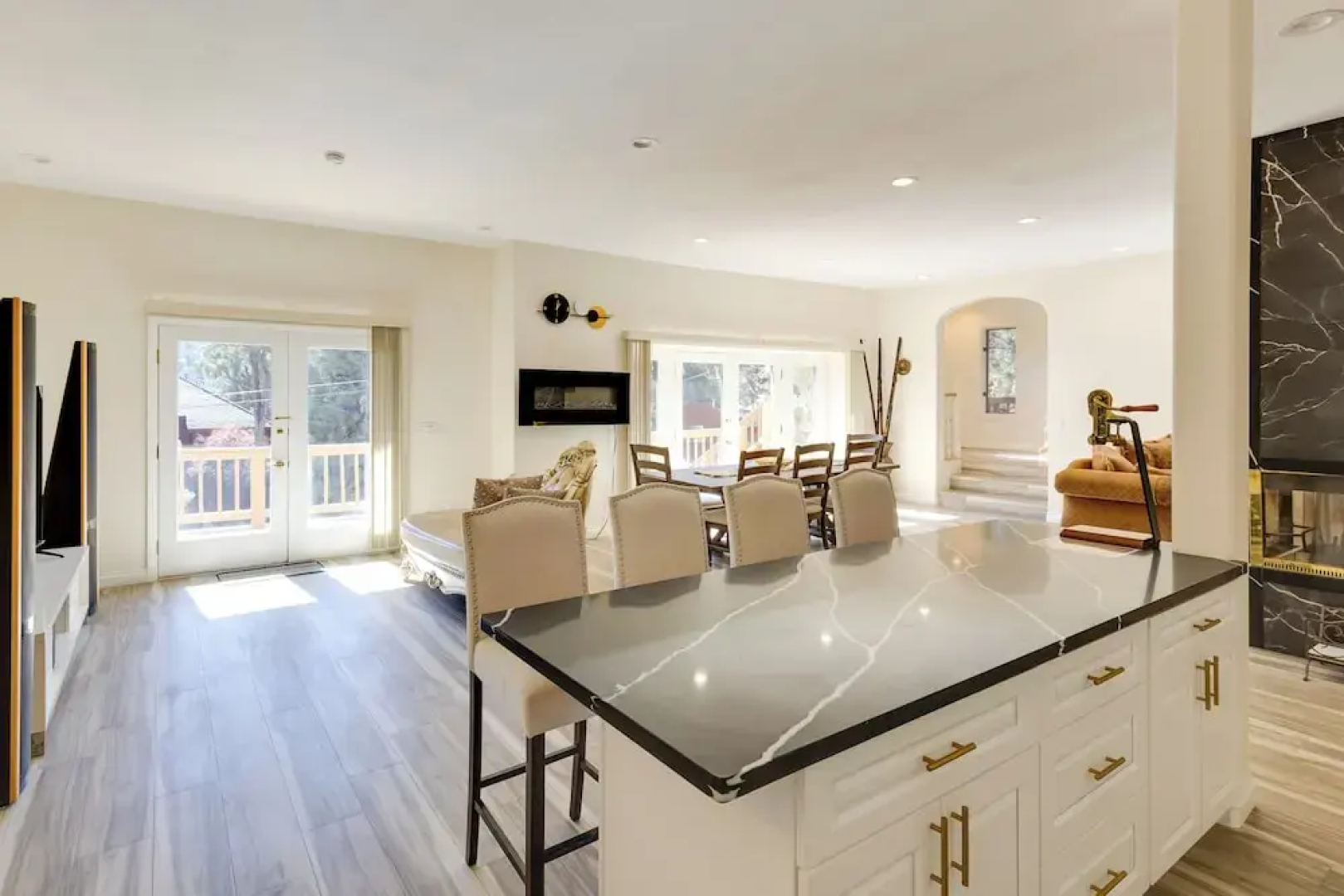 Game Room & Deck: Modern Frazier Park Home!