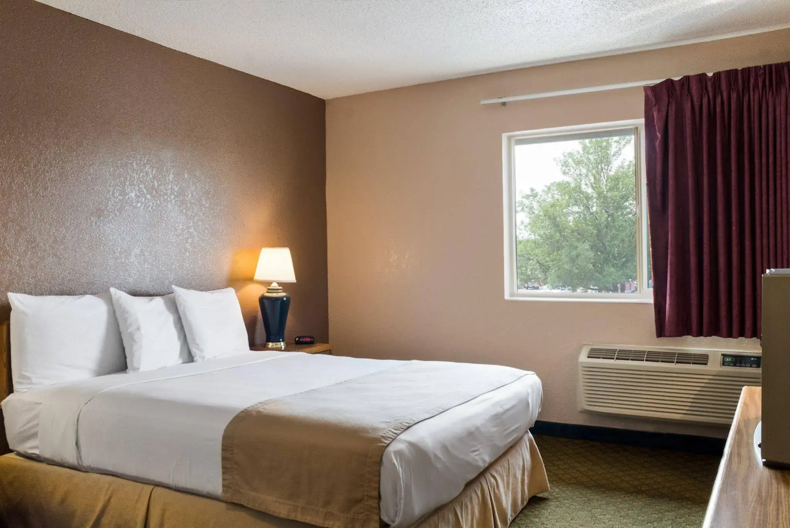 Bison Inn & Suites on University