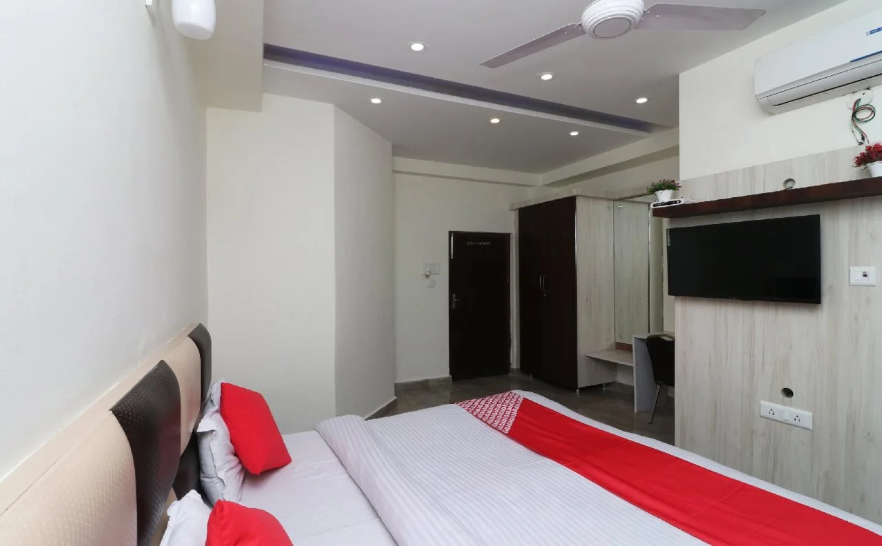 Hotel Paras by OYO Rooms