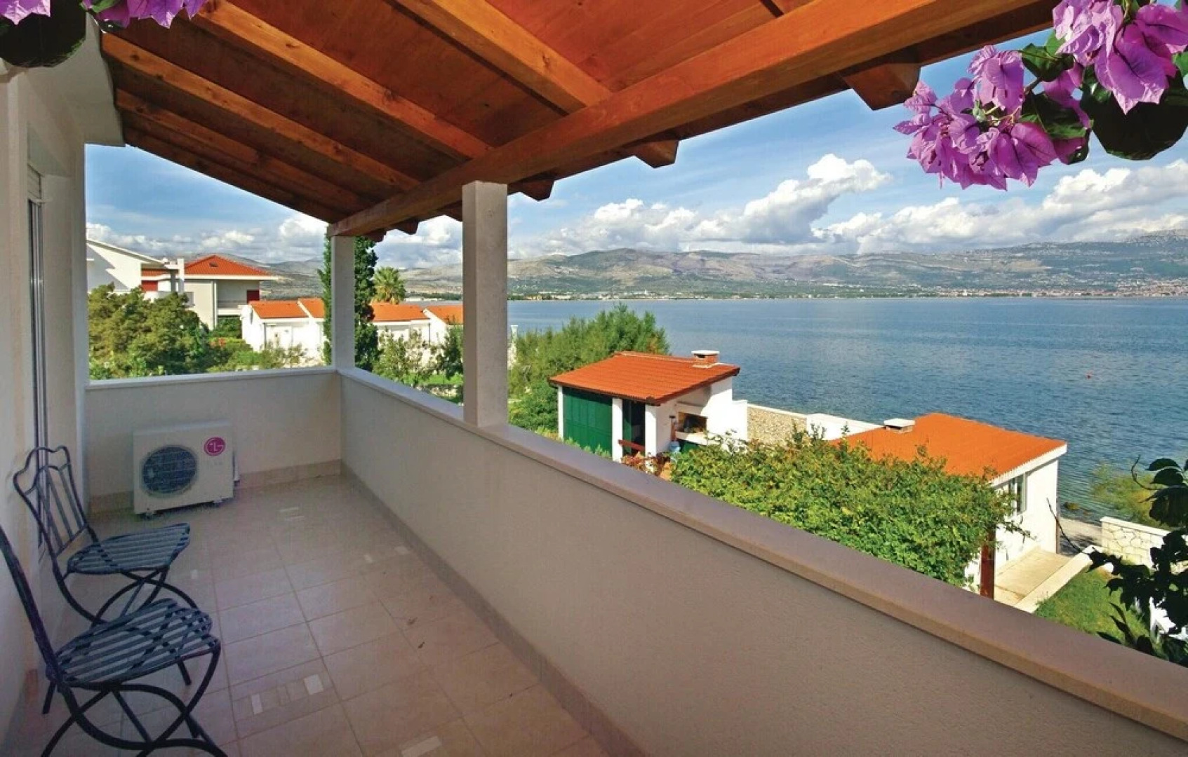 Nice Home in Slatine with Hot Tub, WiFi & 3 Bedrooms