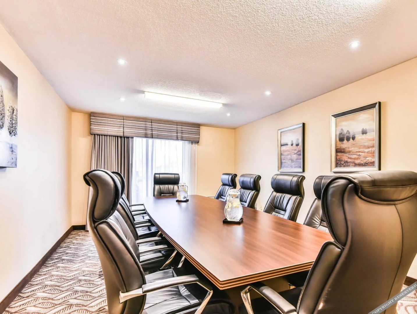 Econo Lodge Inn & Suites