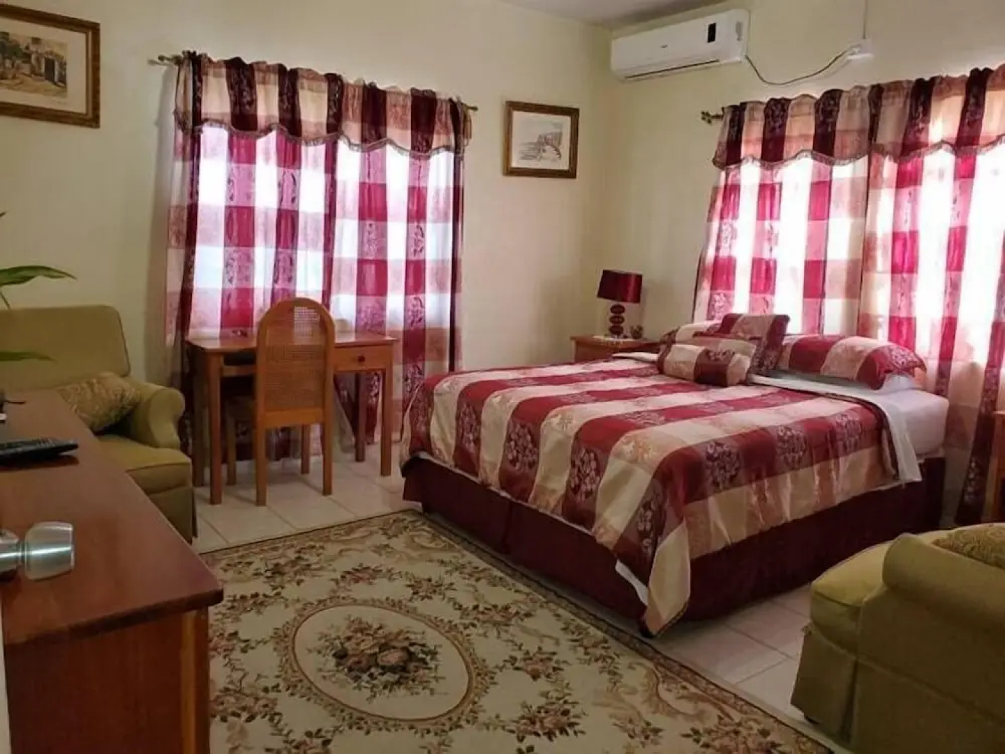 Yoli's Bed & Breakfast
