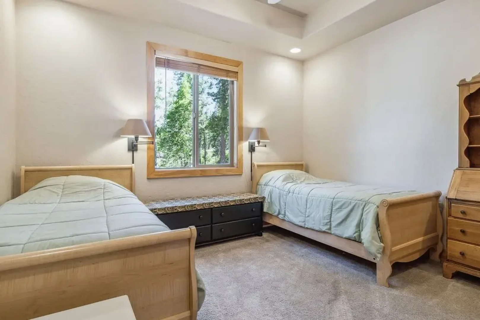 Dog Friendly Summer Vacation Hub Near Town 4 Bedroom Home by Redawning
