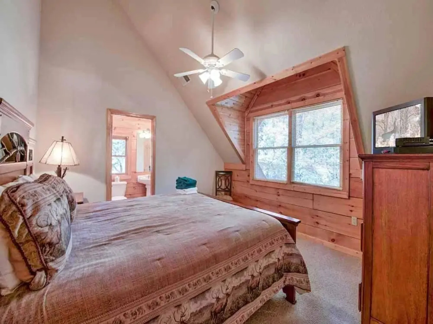 Unbridled Spirit 5 Bedroom Home with Hot Tub