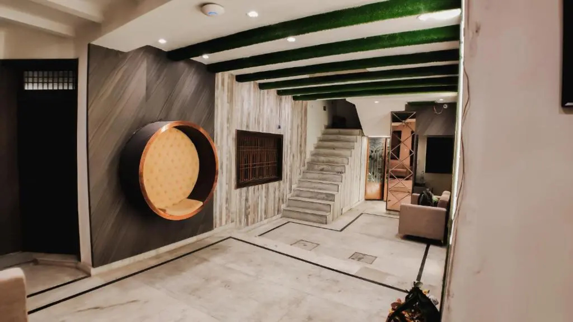 Lucky Restaurant And Guest House