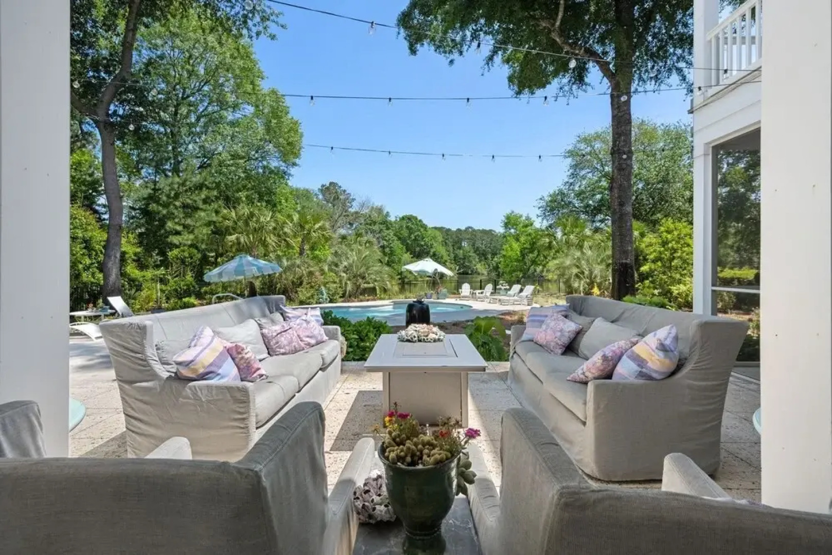 4 bedroom, 4.5 bath overlooking the pond, private pool! The White House 4 Home