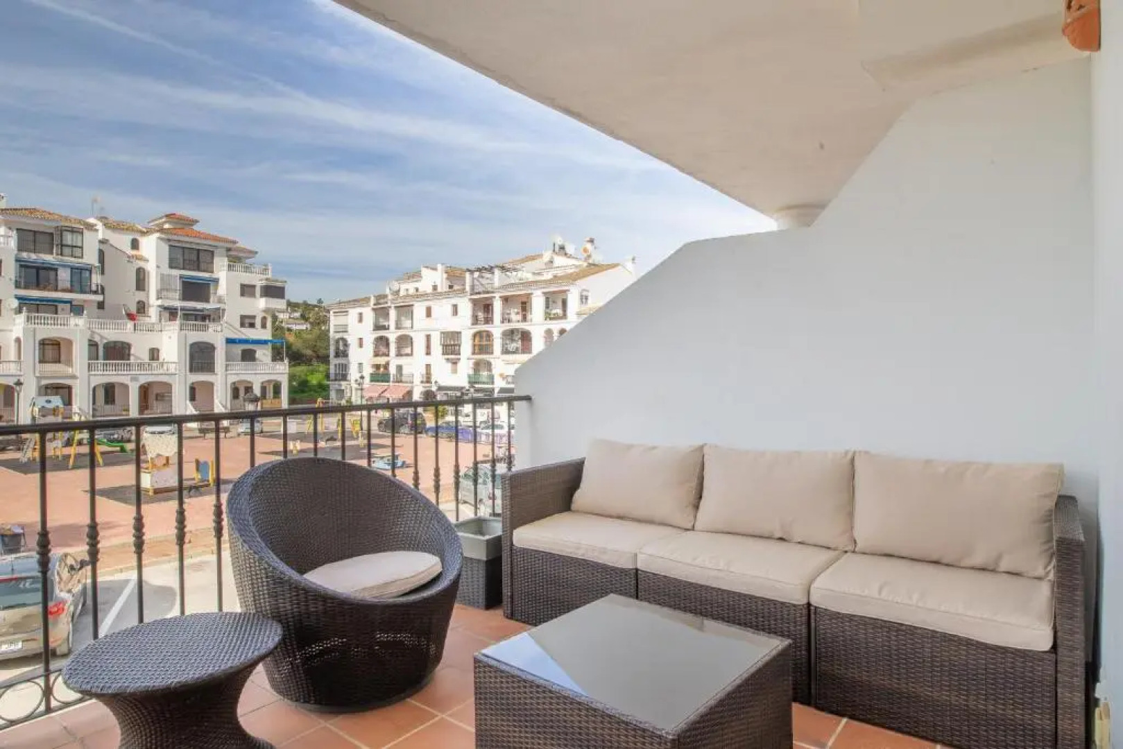 2261-Superb apt on the beach, on Duquesa harbour