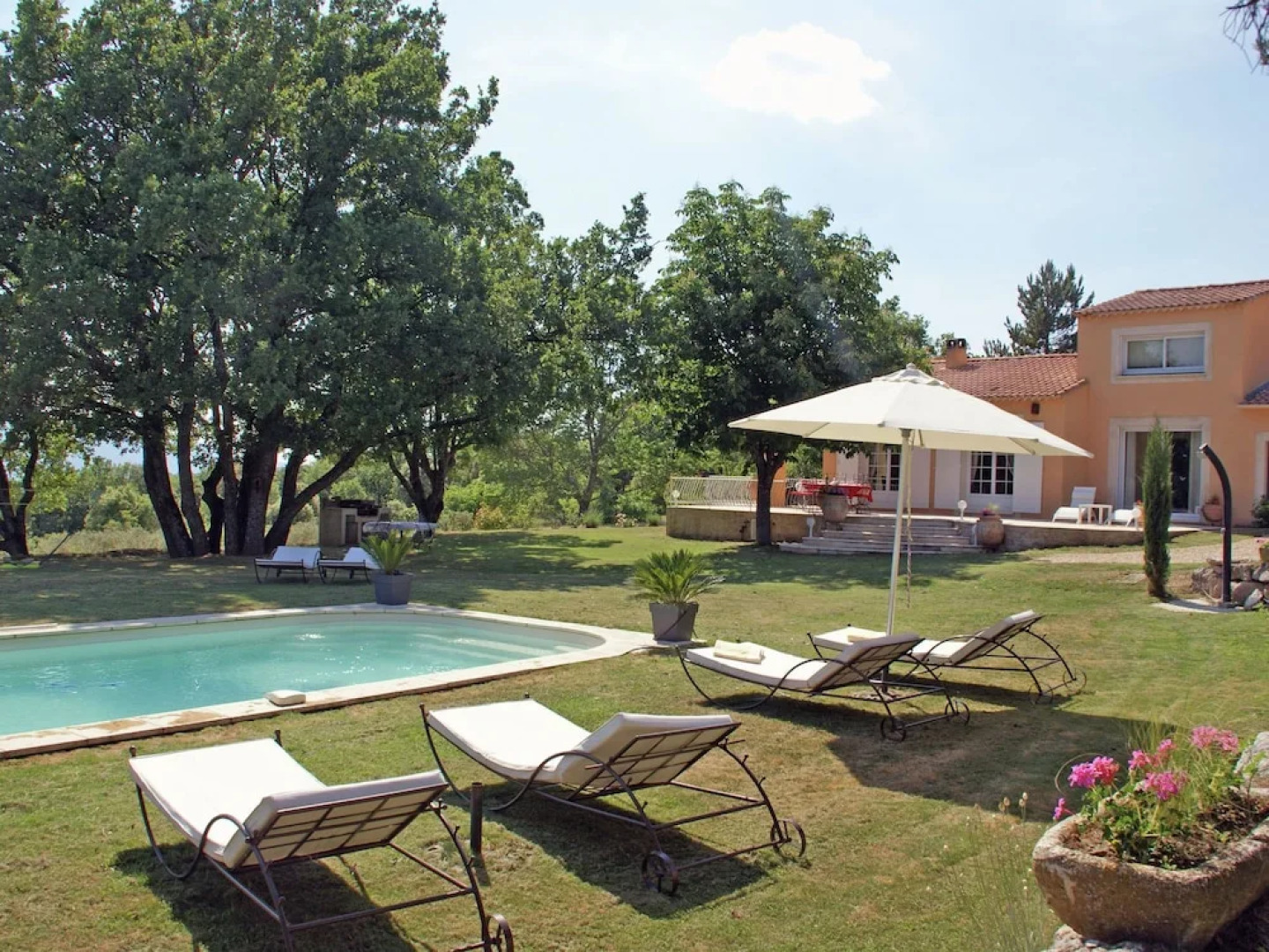 Detached Villa With Enclosed Beautiful Garden and Private Pool, 1km From Céreste