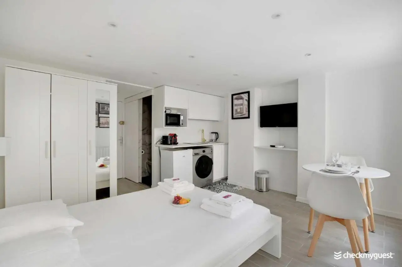 Into Paris - Marais Apartment