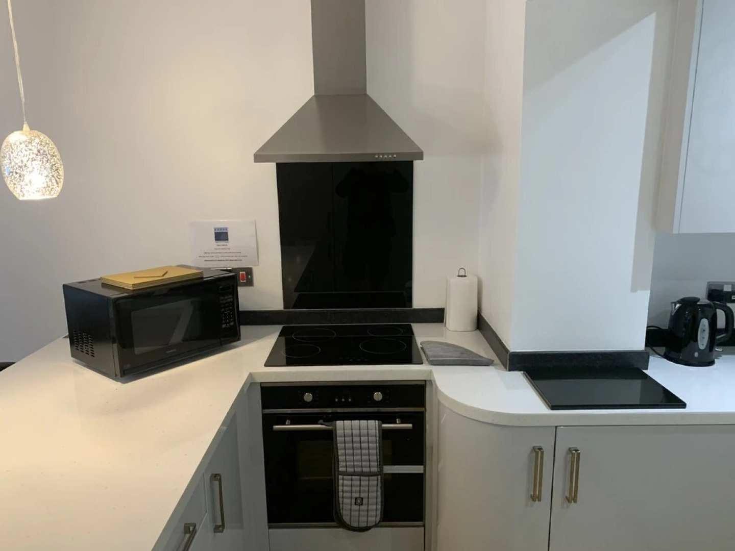 Stylish and Immaculate 2-bed Apartment in Leigh