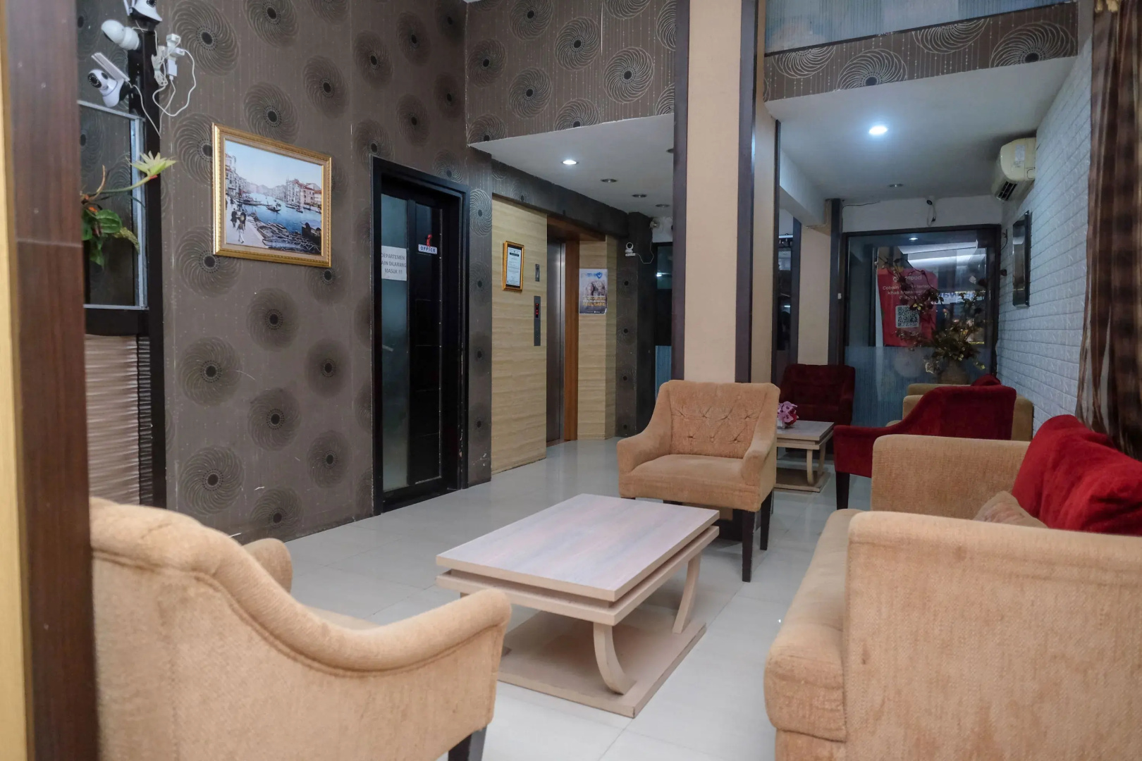 RedDoorz Plus @ Grand Populer Hotel