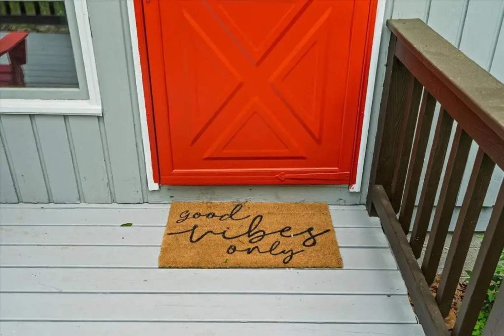 The Gingerbread House: 4 BR chalet, w/ Sunroom/Deck, sleeps 12, modern amenities