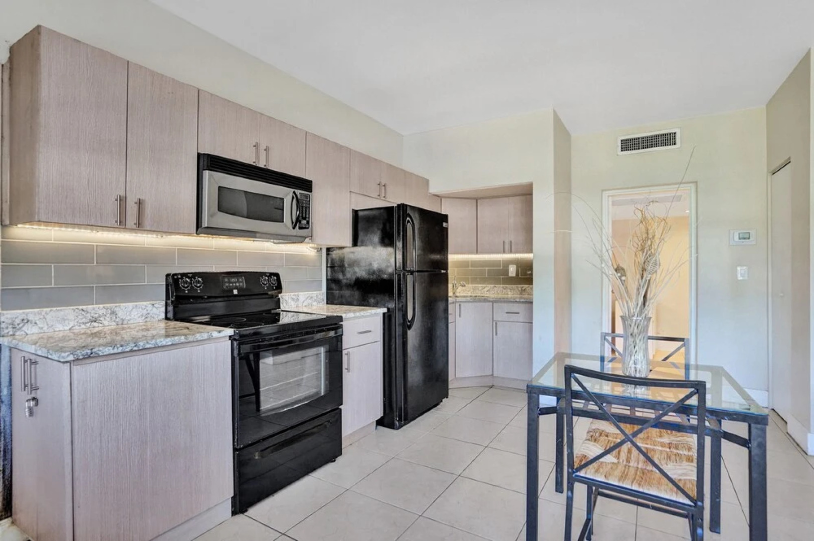 Gorgeous River-view Apartment Hallandale Beach :)