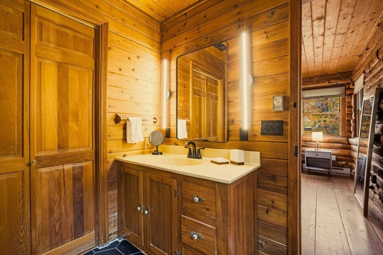 Authentic Log House With Modern Finishes - Game Room & Hot Tub - Pocono Mountains 4 Bedroom Residence by Redawning