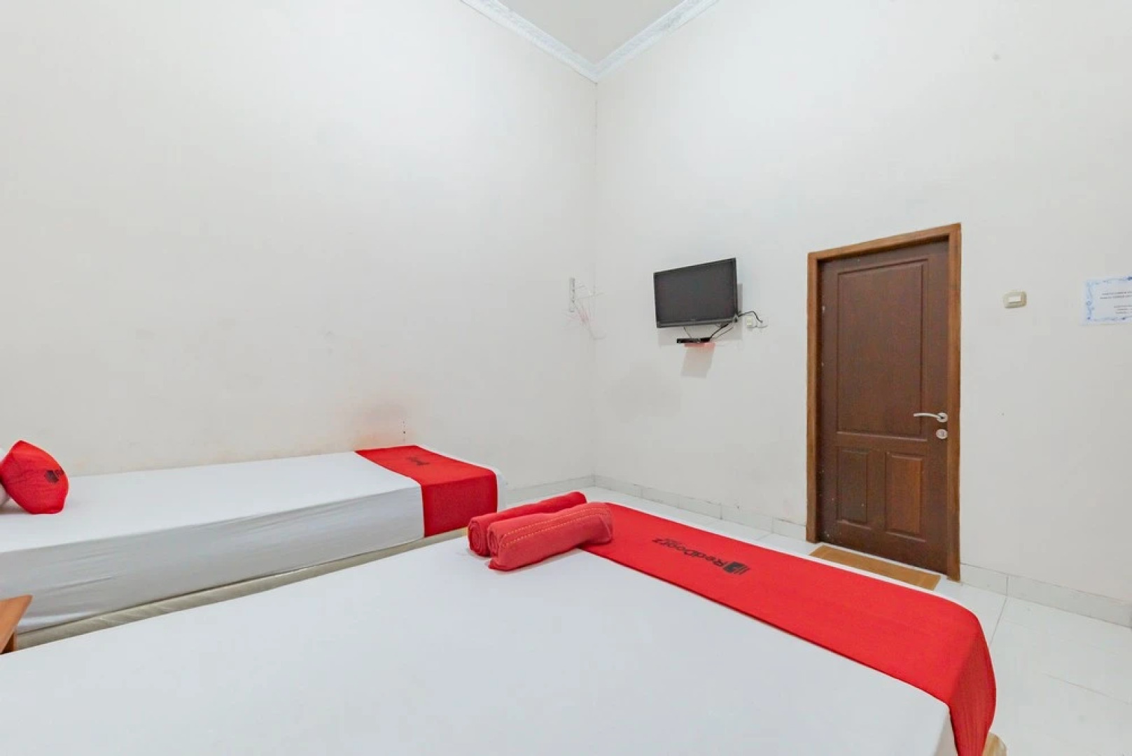 RedDoorz near GOR Parenggean