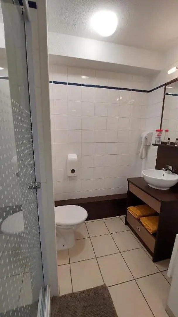 Studio meublé avec parking idéalement placé