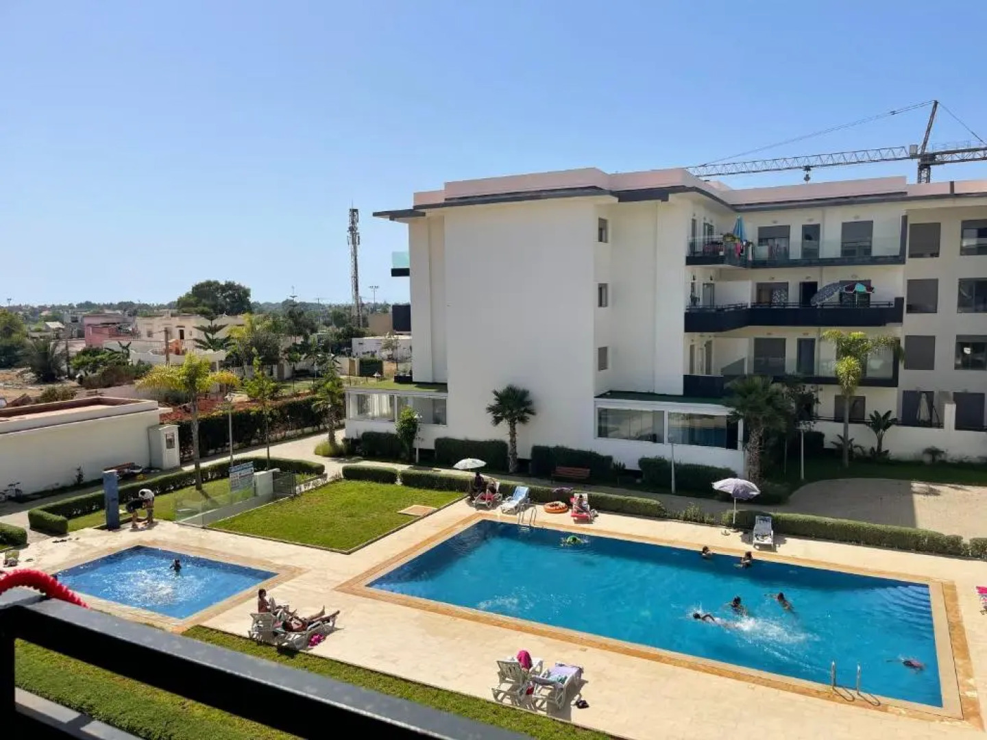 Apparemment avec piscine près de la plage