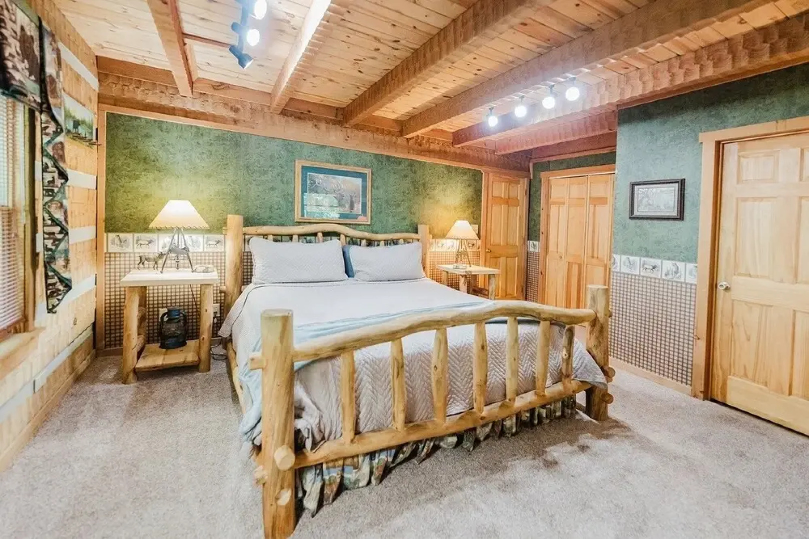 Big Kahuna Lodge 3 Bedroom Cabin by RedAwning