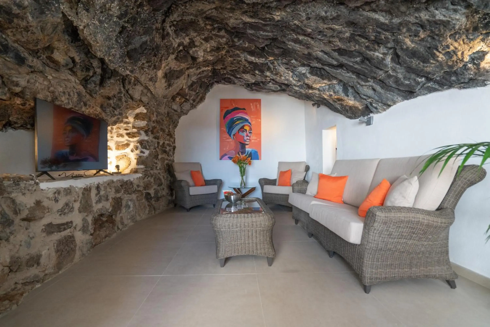 Spectacular Cave with two large terraces (70m2) by the sea