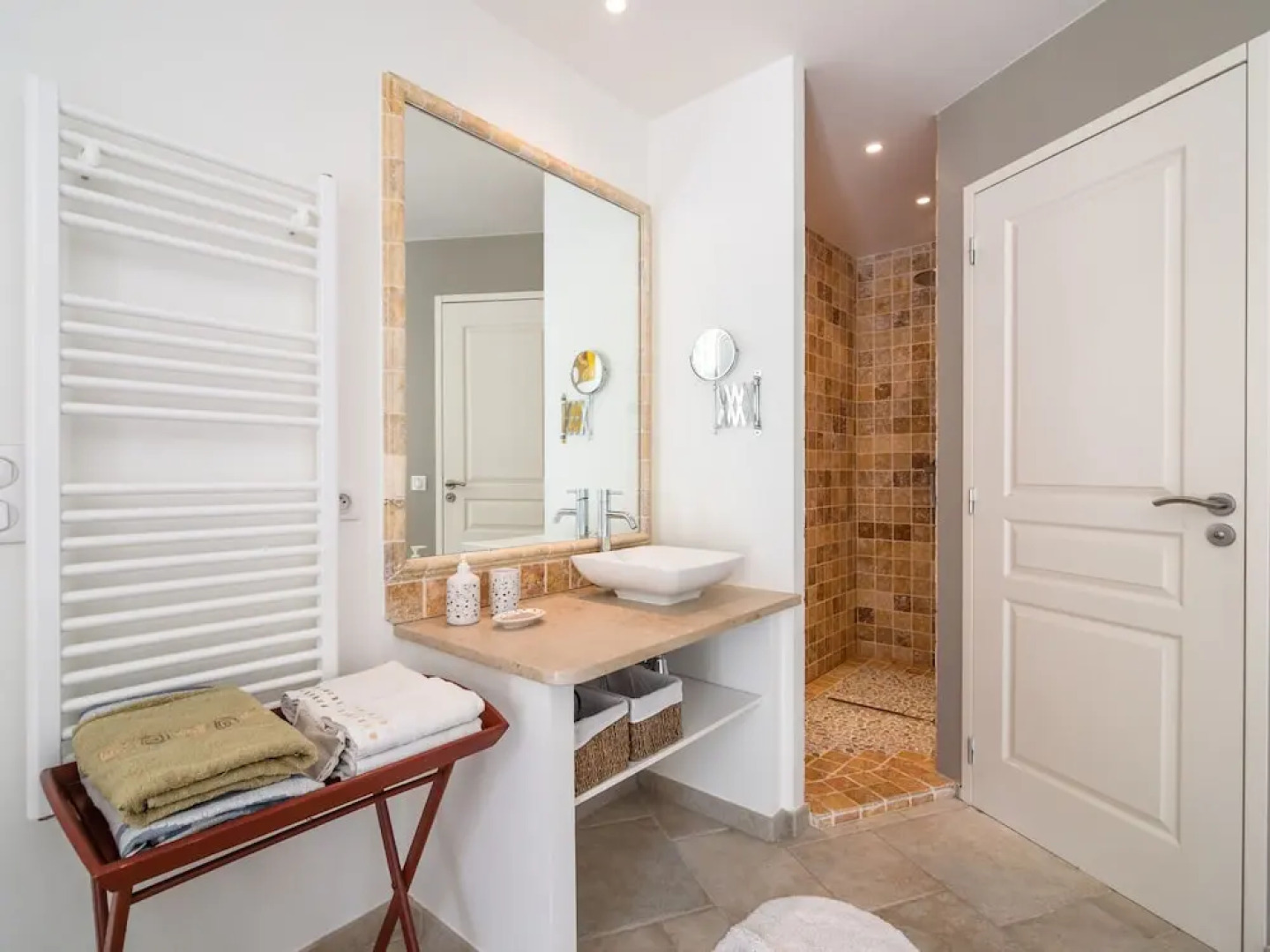 Aircon Villa With 4 Suites, Swimming Pool, Walking Distance to the Center, 20 km From the Beach