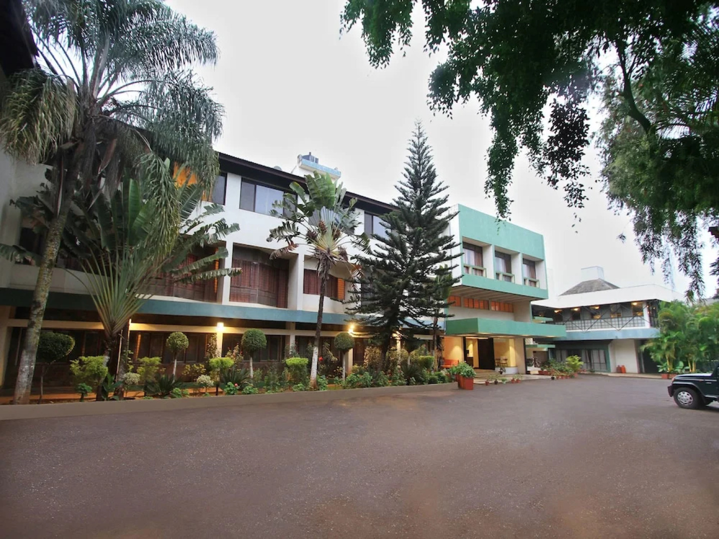 OYO 10542 The Planters Court