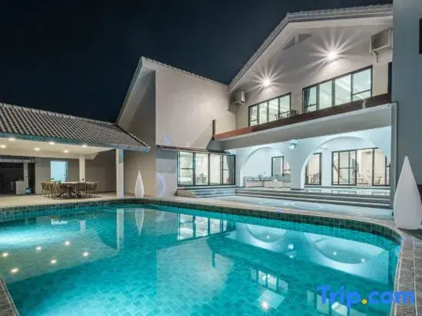Pattaya Grand Villa 6 Bedroom 8 Bath (Private Pool, KTV, Sauna, Fitness Area)