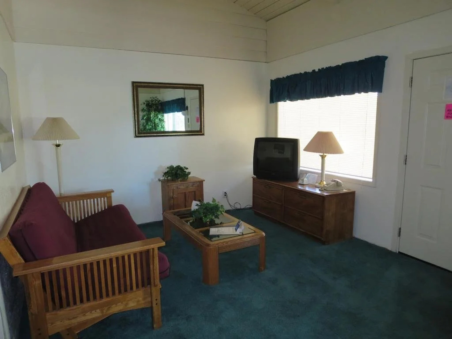 Bridge Bay Lodge at Shasta Lake