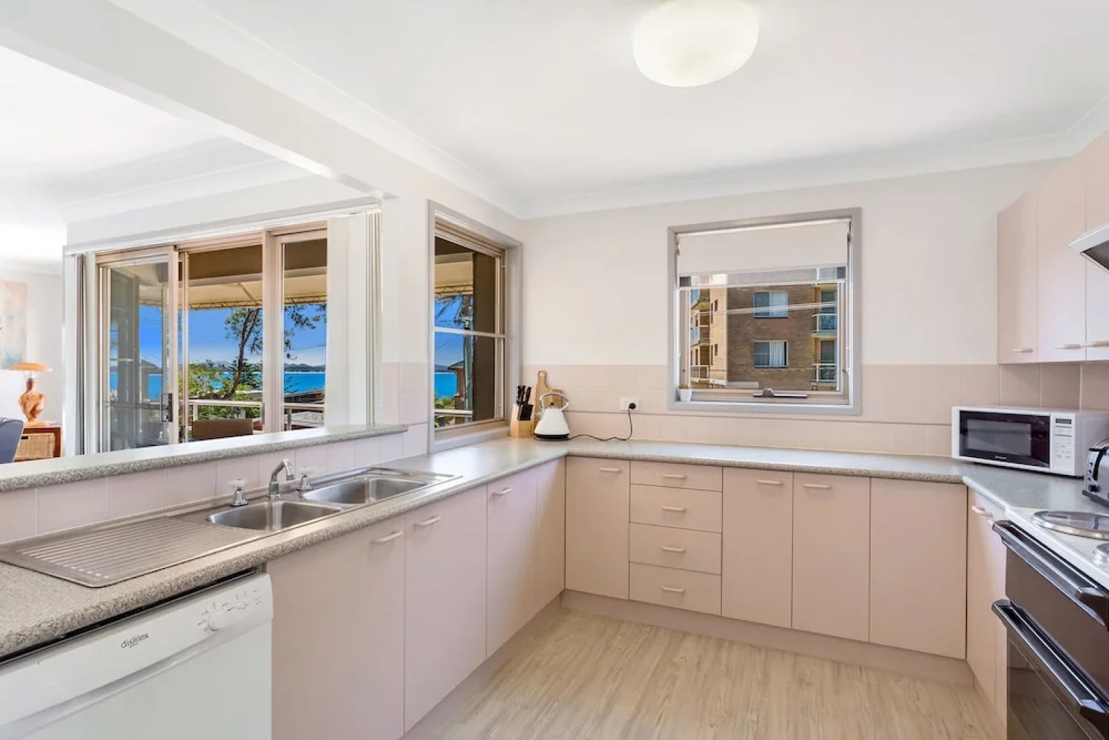 Ronald Avenue, Unit 2/36