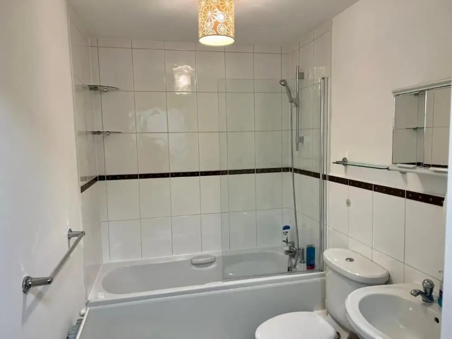 Lovely 2 Bedroom Apartment, 2 Bathrooms Parking