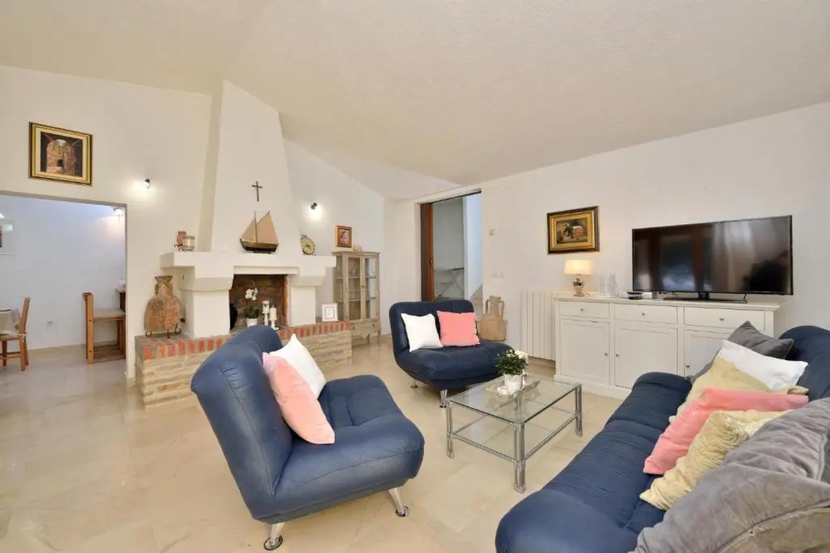 Beachfront Skoblar Holiday Home with Seaview