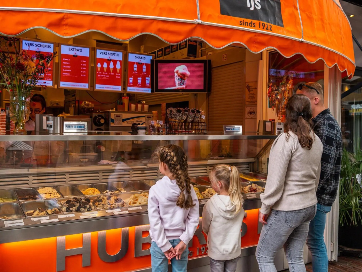 Wooden chalet with microwave, on a holiday park near three national parks