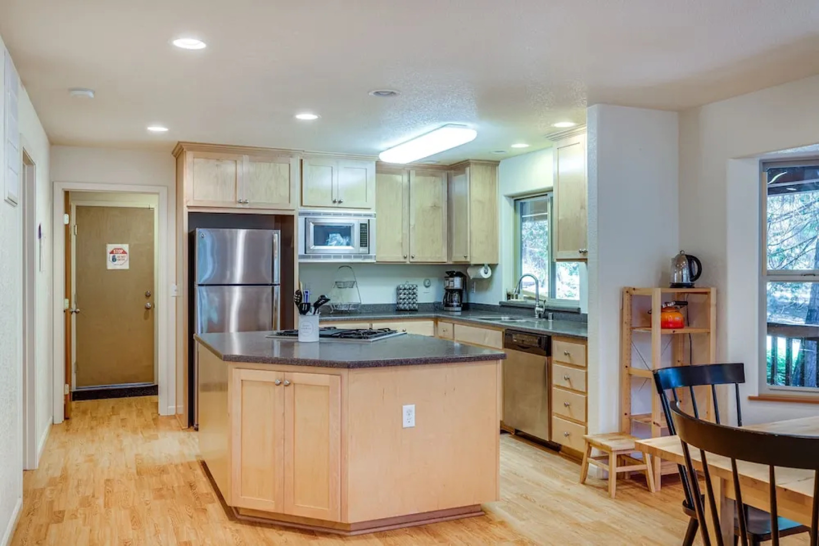 Spacious Vacation Rental Cabin ~ 4 Mi to Big Trees