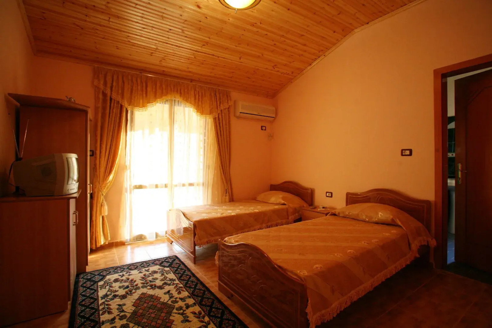 Gold Guest House & Bar