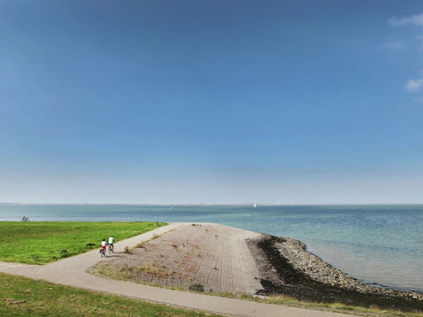 Comfortably Furnished Bungalow on Lake Veere