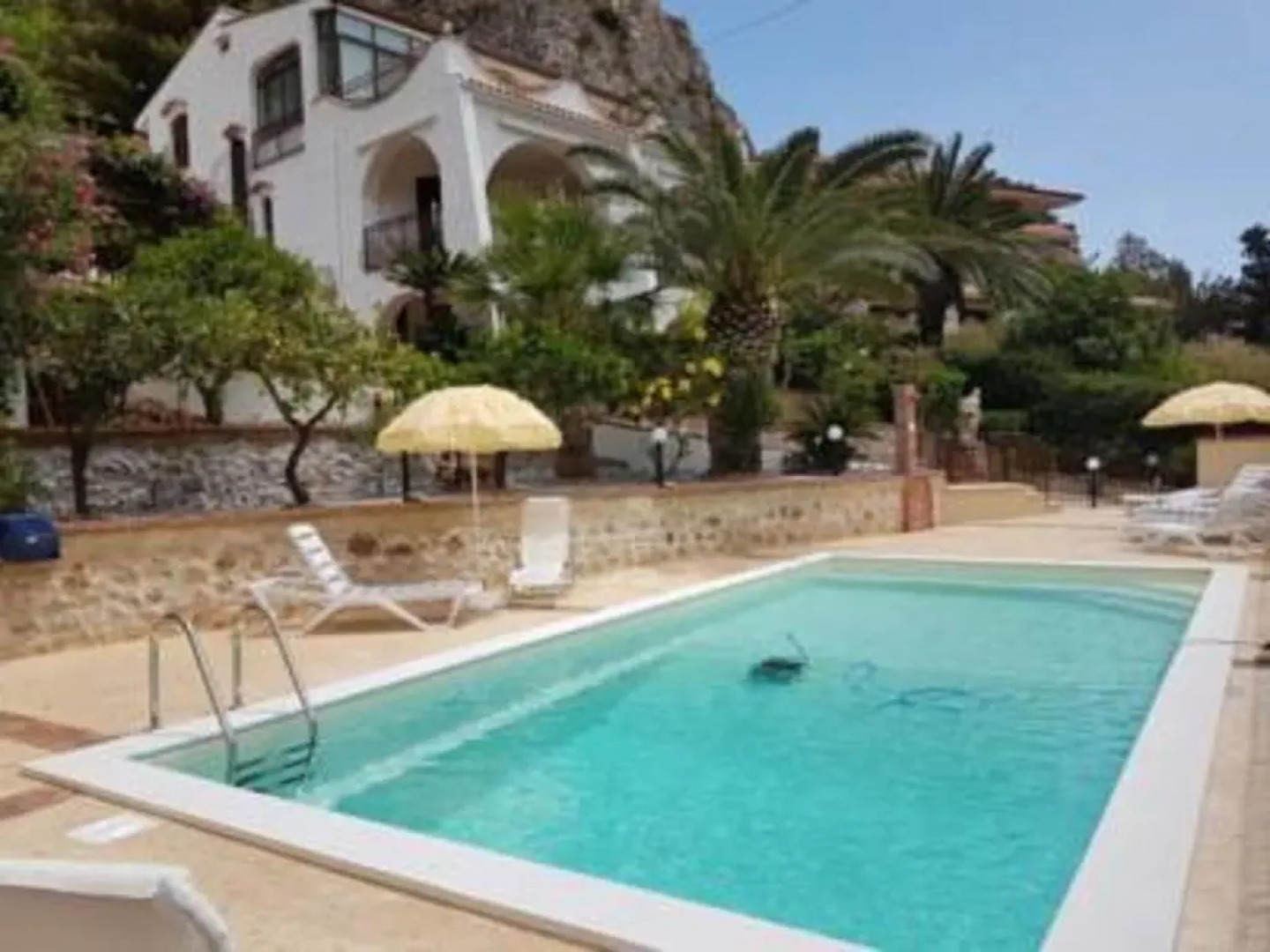 Villa del Golfo Urio with swimming pool shared by the two apartments