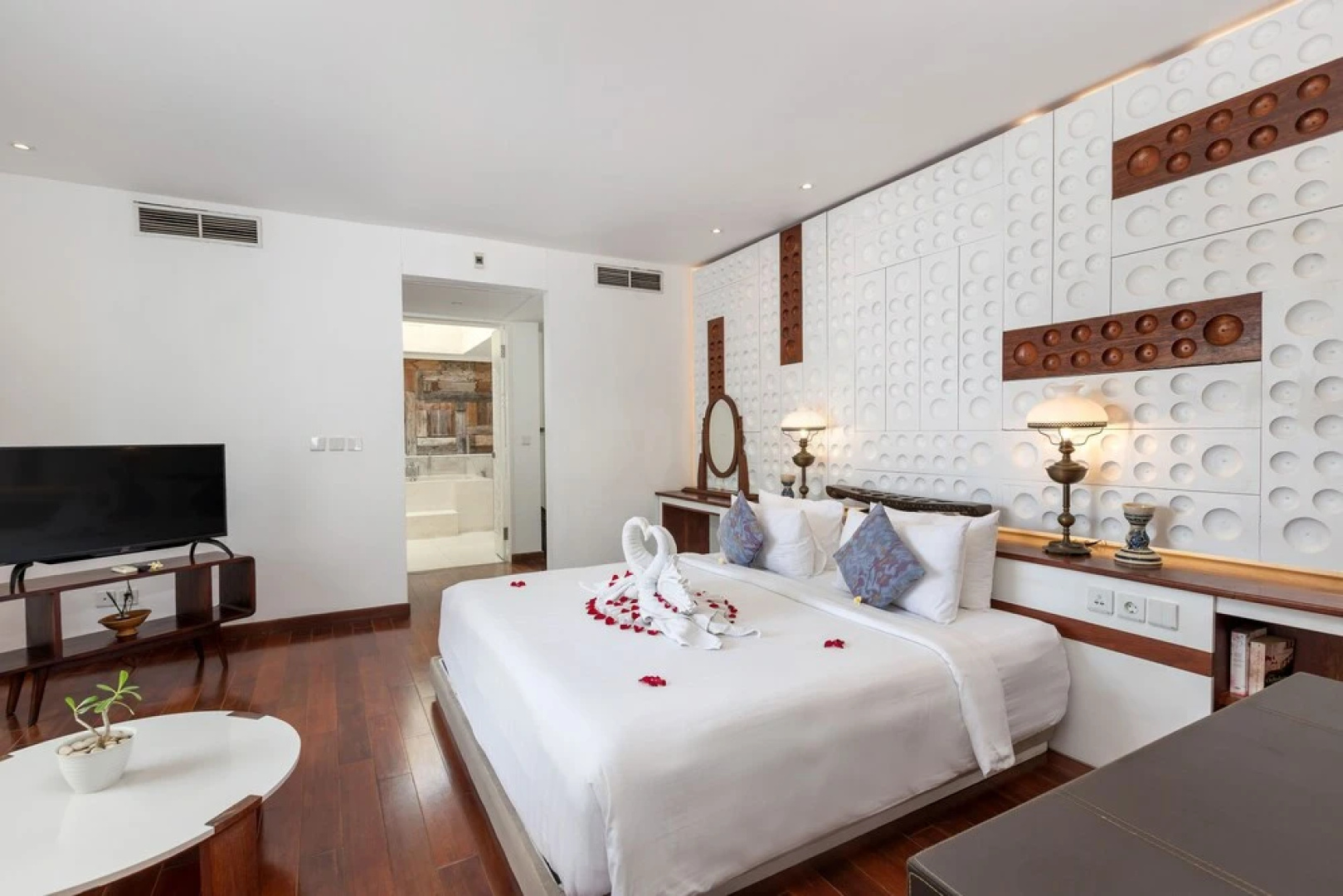 Exquisite Oceanfront 1 Br Villa in Seminyak