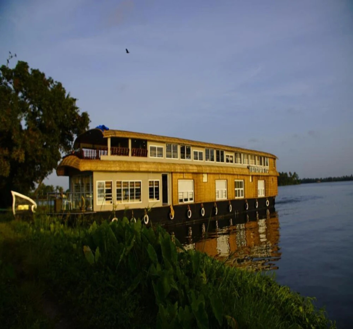 India Vacationz Houseboat
