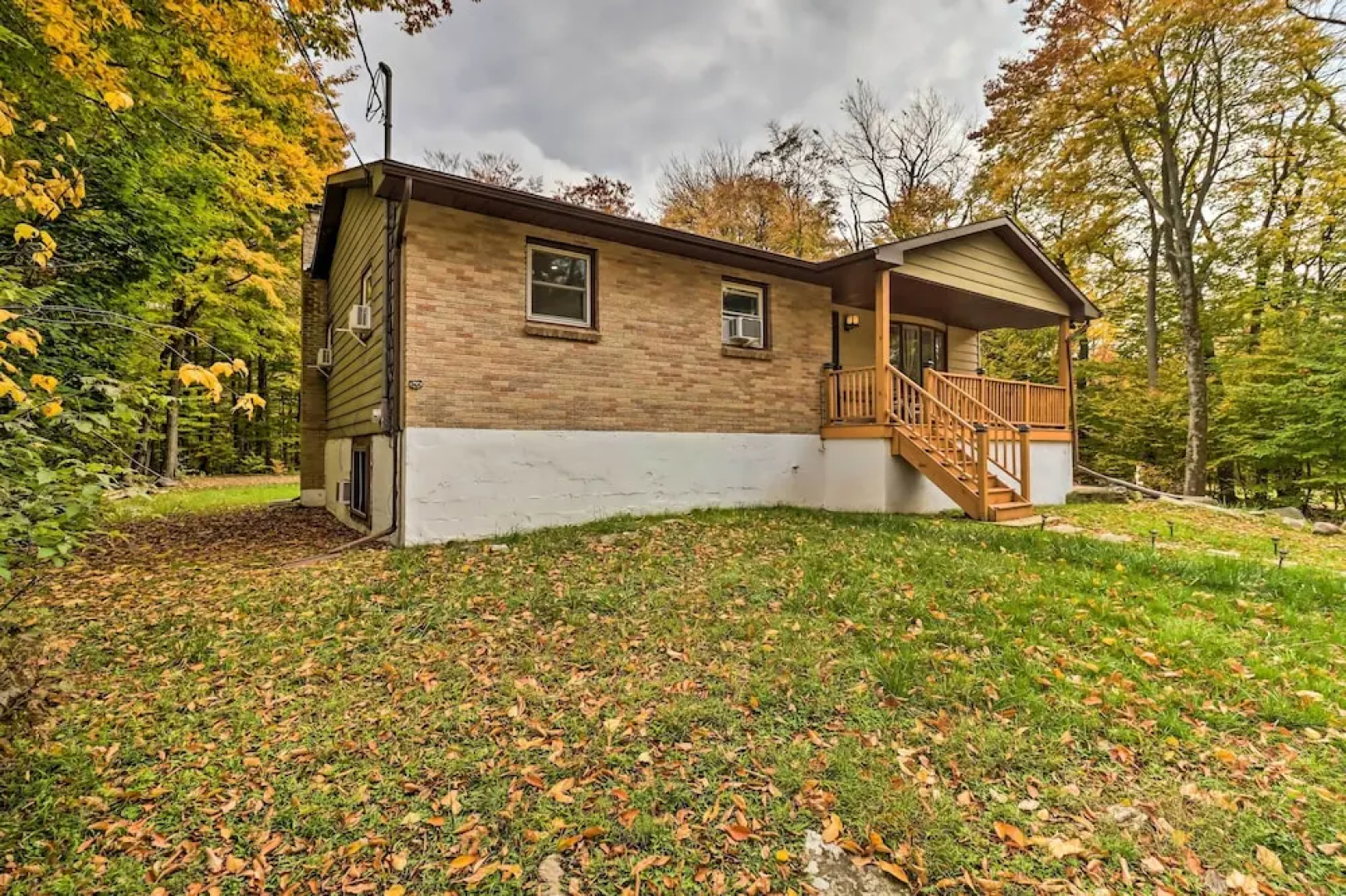12 Mi to Camelback Ski Resort: Home w/ Decks!
