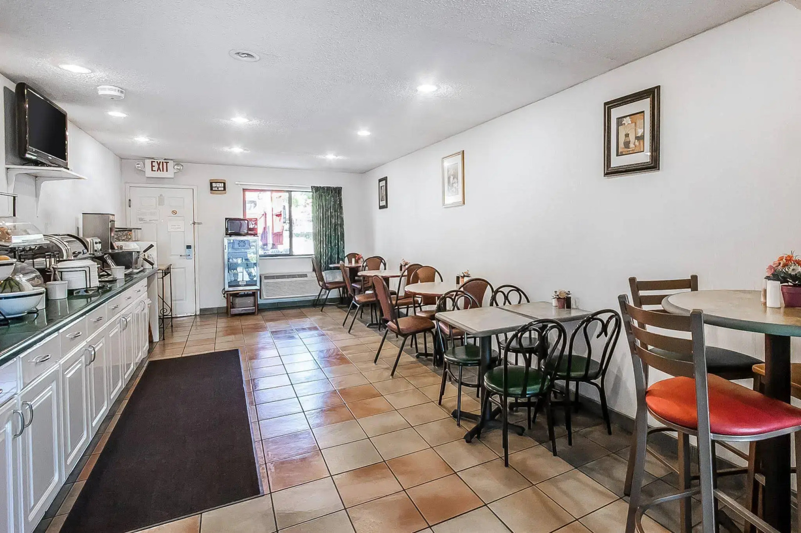 Econo Lodge Inn & Suites Southeast