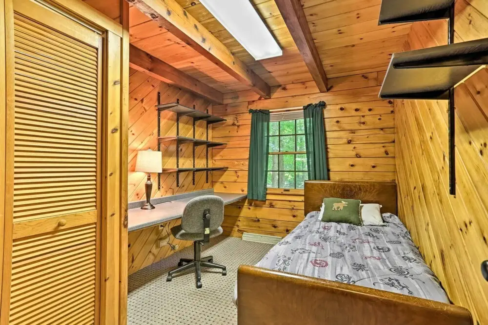 Spacious Cabin, 1 Block to Locust Lake Beach!