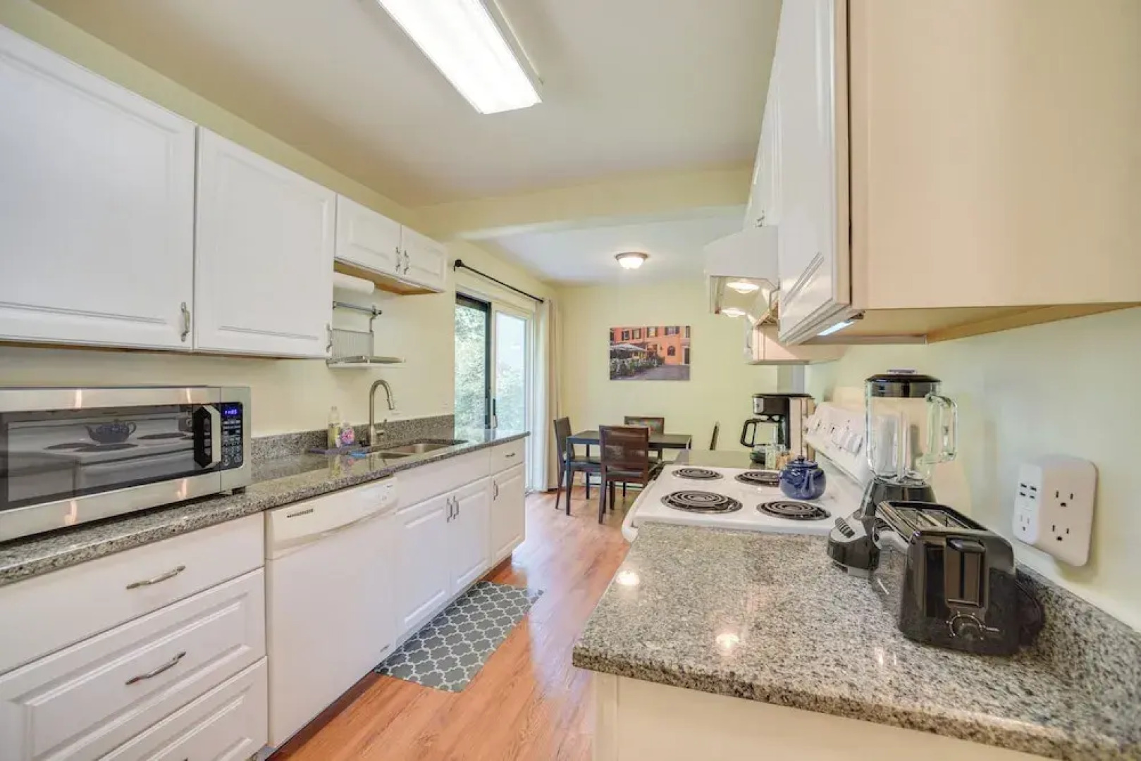 9 Mi to Saratoga Racetrack: Townhome w/ Bicycles!