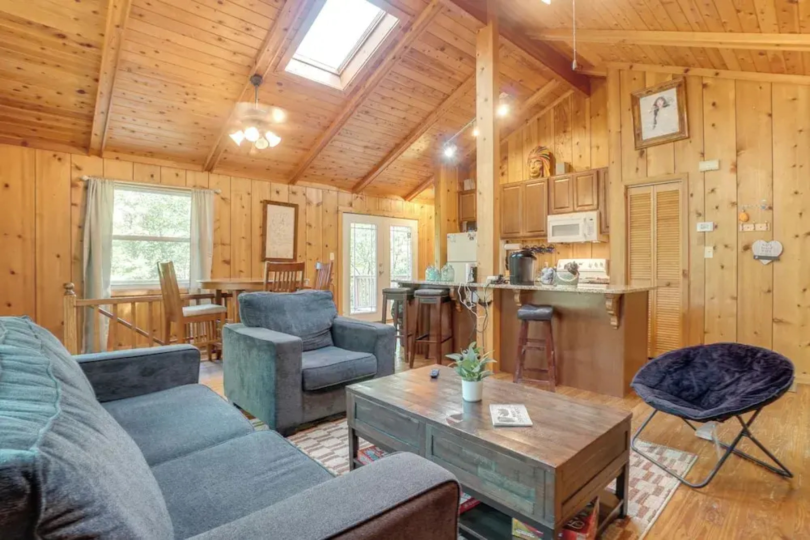 Private Hot Tub & Game Room: Cleveland Getaway