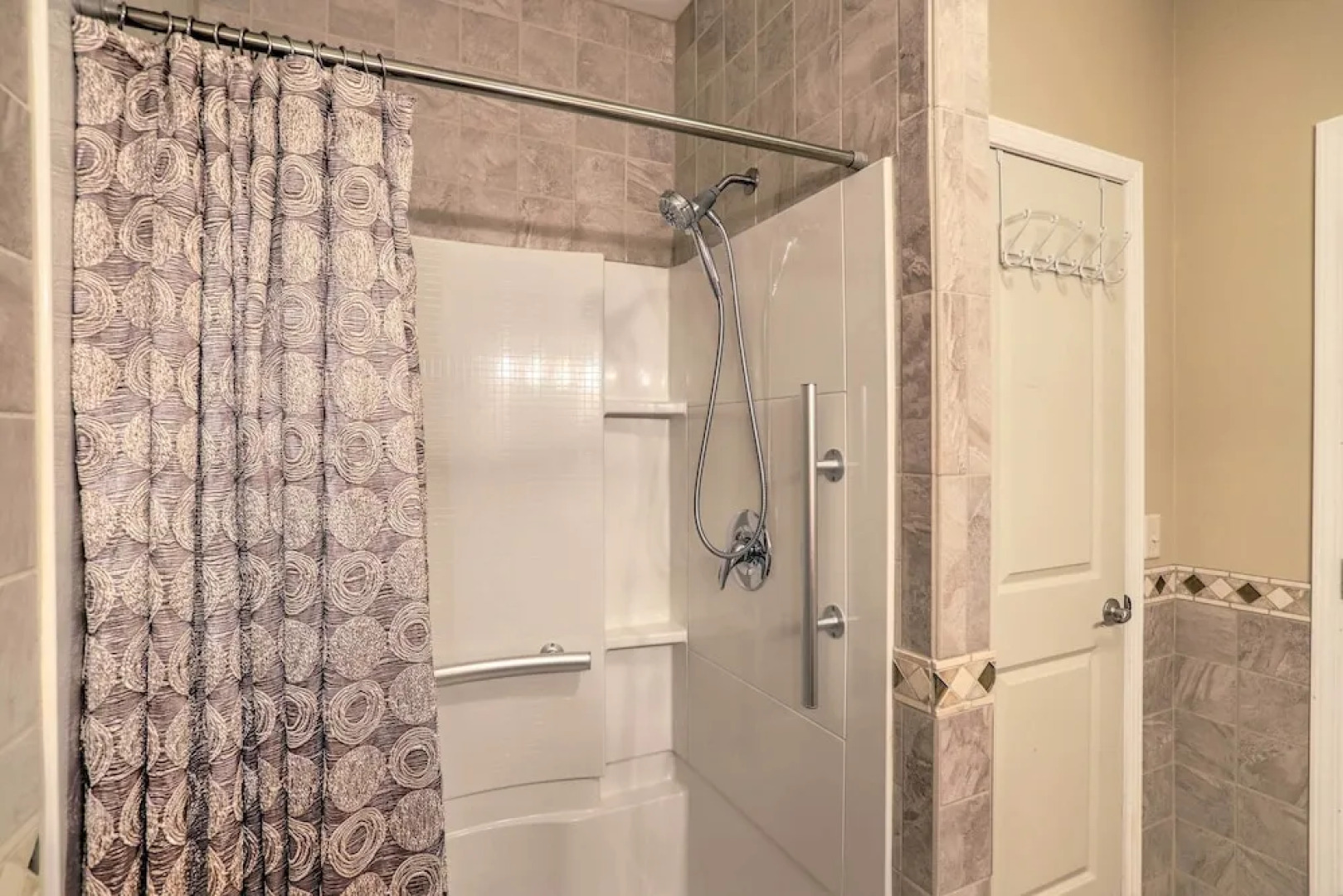 Cheerful Tiffin Digs in the Heart of Downtown