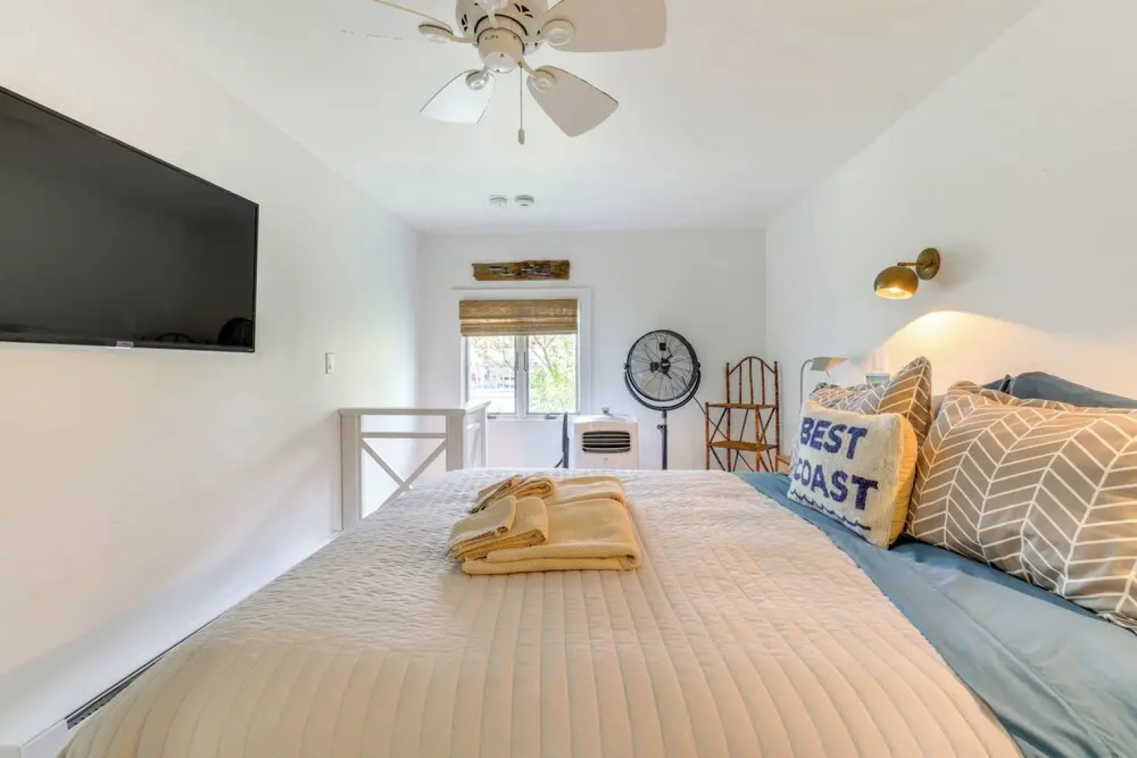 Steps to Beach: Stylish & Lofted Provincetown Gem