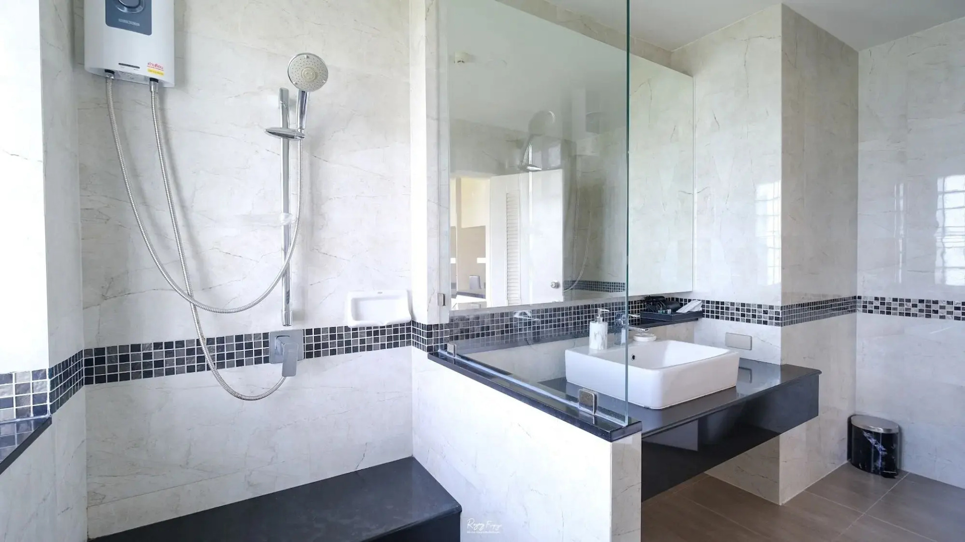 Seastar Hotel And Service Apartment