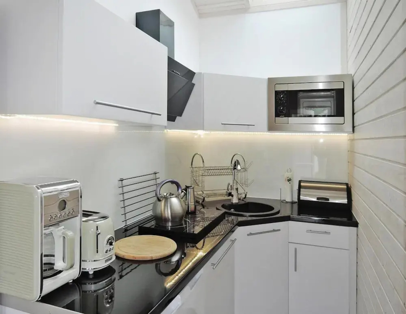 A Comfortable Holiday Home With a Swimming Pool and Jacuzzi in Miedzywodzie