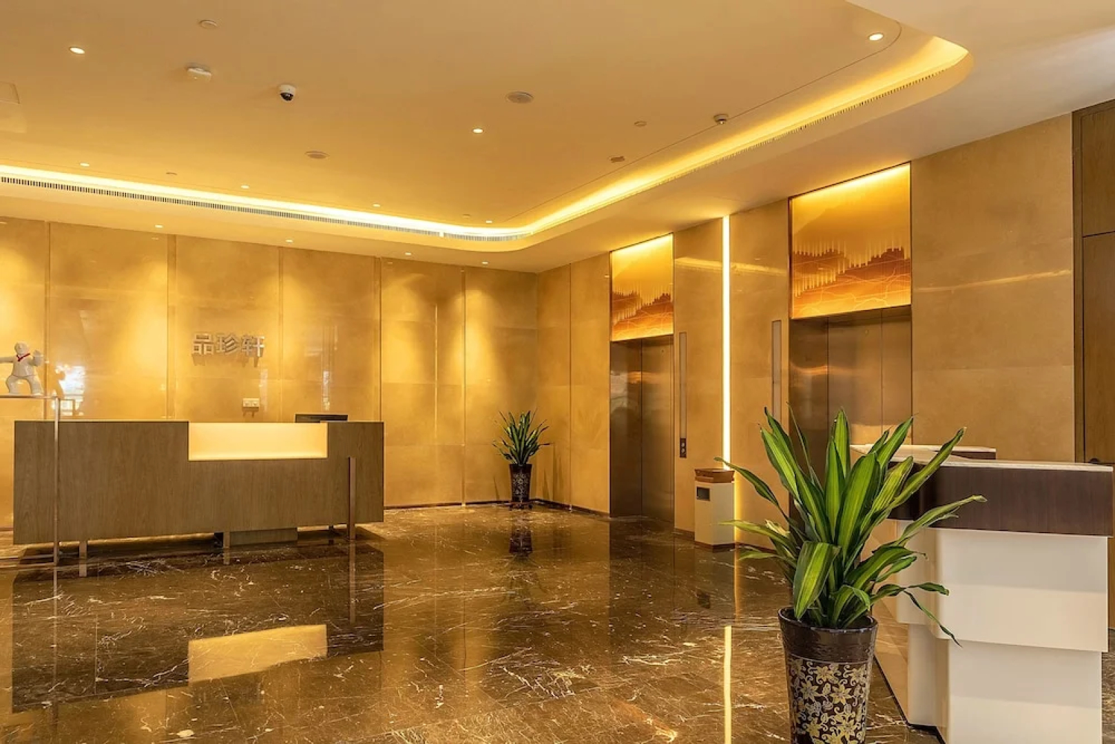 Datong Xinyu Crown Hotel