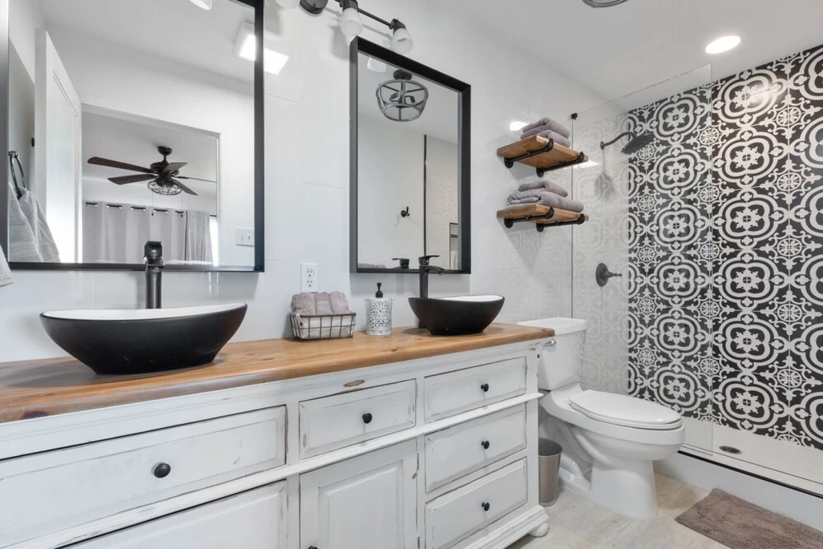 Guadalupe Bluff Farmhouse 3 Bedroom Home by RedAwning